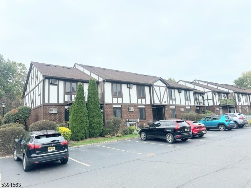 70 Farm Rd in Hillsborough Township, NJ - Building Photo