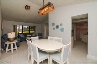 213 Bay Meadows Dr in Naples, FL - Building Photo