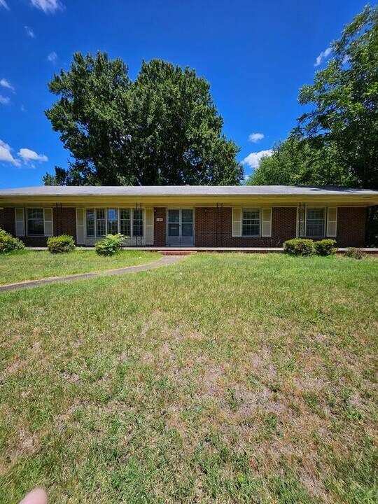1415 Augustine Ave in Fredericksburg, VA - Building Photo