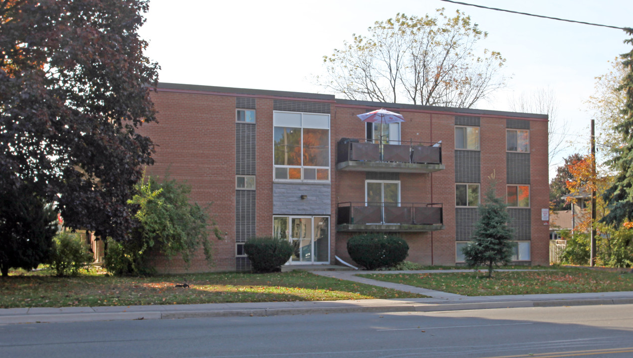 507 Dundas St E in Whitby, ON - Building Photo