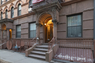 413 E 90th St in New York, NY - Building Photo - Building Photo