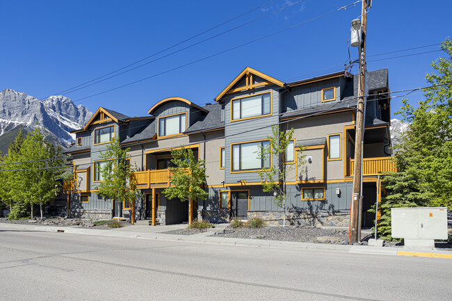 801 4 St in Canmore, AB - Building Photo - Primary Photo
