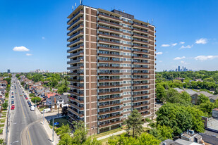 161 Oakwood Ave in Toronto, ON - Building Photo
