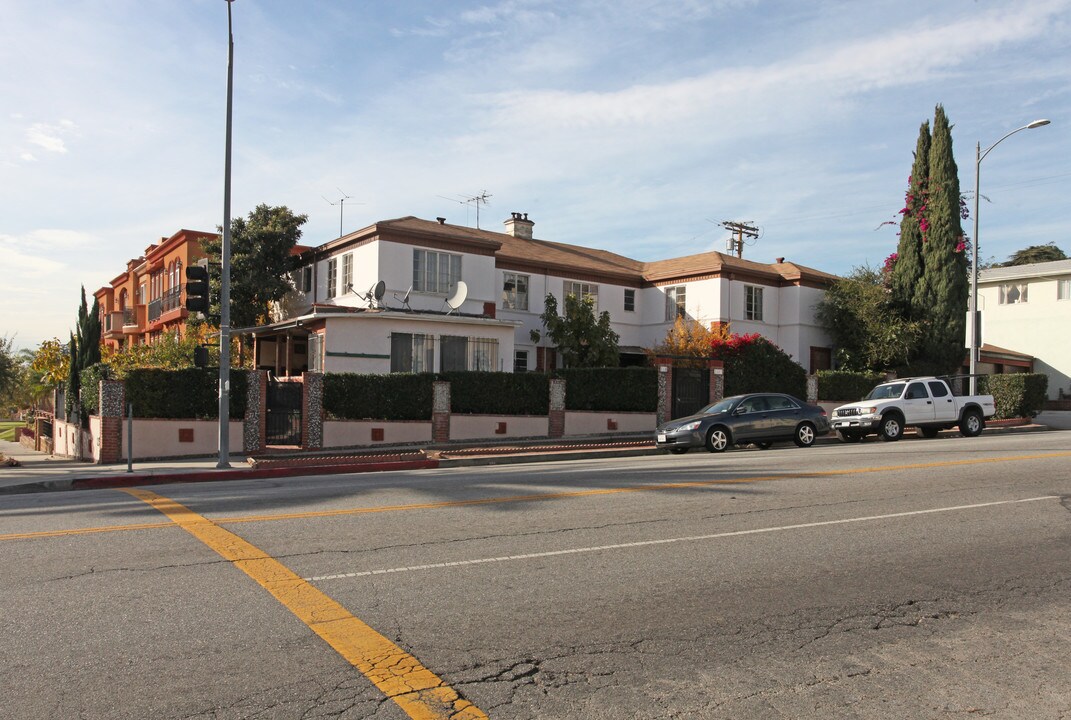 2105 N Vermont Ave in Los Angeles, CA - Foto de edificio