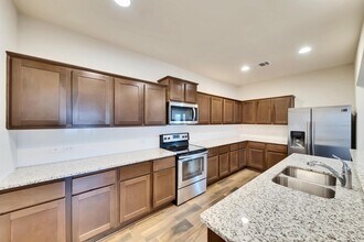 724 Coltrane Dr in Pflugerville, TX - Foto de edificio - Building Photo