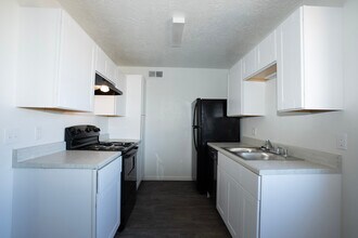 1233 Chelwood Park Blvd NE, Unit D in Albuquerque, NM - Building Photo - Building Photo