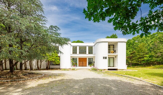 404 Water Mill Towd Rd in Southampton, NY - Foto de edificio - Building Photo