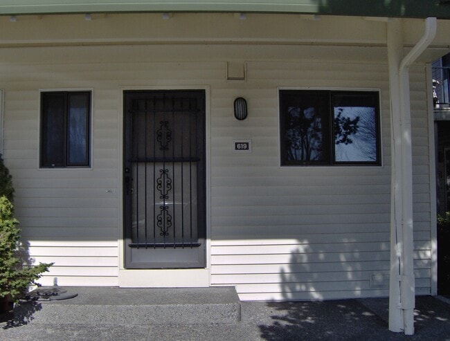 619 N Hayden Bay Dr in Portland, OR - Building Photo - Building Photo