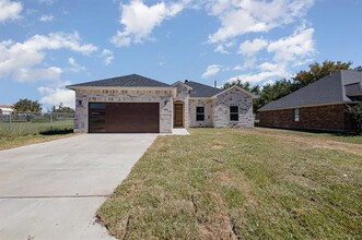 230 Flying Bridge Dr in Gun Barrel City, TX - Building Photo - Building Photo