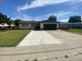 645 W Paradise Ave in Visalia, CA - Building Photo