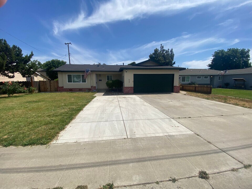 645 W Paradise Ave in Visalia, CA - Building Photo