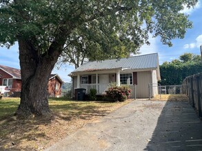 2553 Lafayette Cir in Kingsport, TN - Foto de edificio - Building Photo