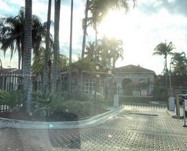 18324 NW 68th Ave in Hialeah, FL - Foto de edificio - Building Photo