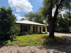2208 N Lockwood Ridge Rd in Sarasota, FL - Building Photo - Building Photo