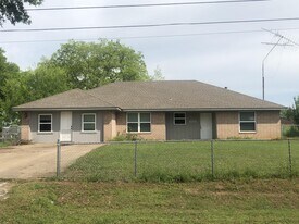 650 W Ohio St in Van, TX - Building Photo