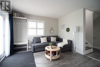 5839 McLeod Rd in Niagara Falls, ON - Building Photo - Building Photo