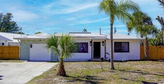 4739 Baywood Point S in Gulfport, FL - Building Photo