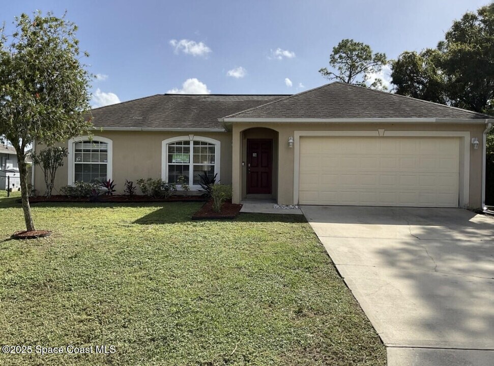 718 Cleaves St SE in Palm Bay, FL - Building Photo
