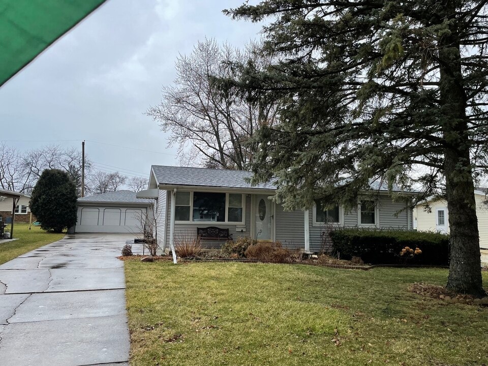1034 Kim Pl in Lemont, IL - Building Photo