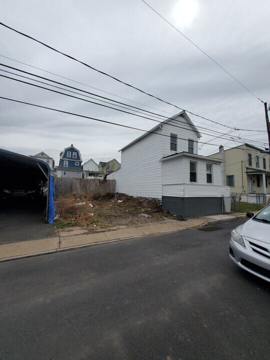 37 Logan St in Wilkes-Barre, PA - Building Photo