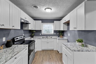 1106 Oak St in Grand Prairie, TX - Building Photo - Building Photo