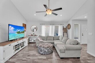 1510 E Commerce Ave in Gilbert, AZ - Foto de edificio - Building Photo