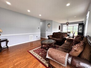 2 Oxford Ct in Kendall Park, NJ - Foto de edificio - Building Photo