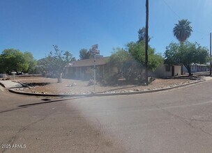 2513 N 48th Pl in Phoenix, AZ - Foto de edificio - Building Photo
