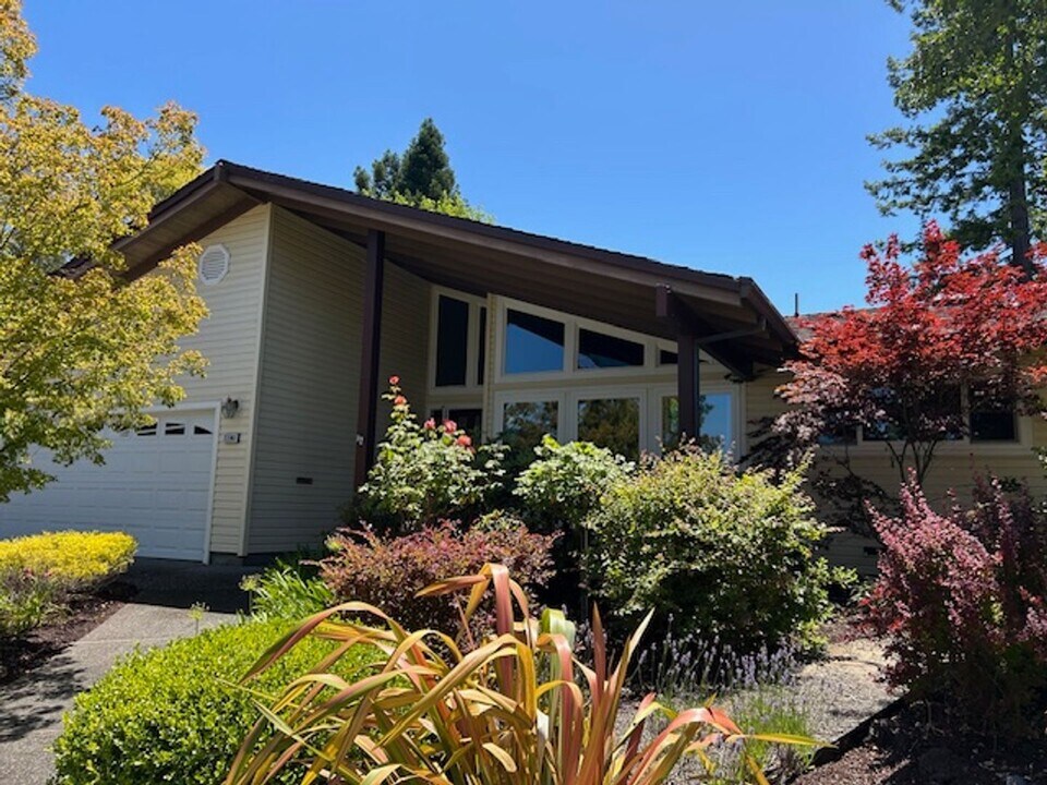2280 Warwick Dr in Santa Rosa, CA - Building Photo