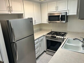 13112 Moorpark St in Los Angeles, CA - Building Photo - Building Photo