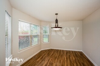 7407 Bancaster Dr in Indianapolis, IN - Foto de edificio - Building Photo