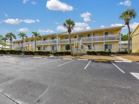 4617 Bayshore Dr, Unit H-5 in Naples, FL - Building Photo
