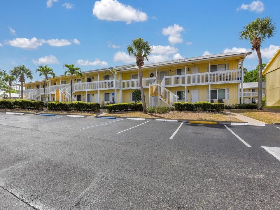 4617 Bayshore Dr in Naples, FL - Building Photo