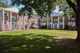 Colonial Village Apartments in Glastonbury, CT - Building Photo - Building Photo
