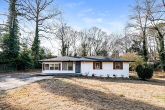 2011 W Starmount Way in Decatur, GA - Building Photo - Building Photo