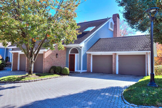 135 Regents Pk in Westport, CT - Building Photo - Building Photo