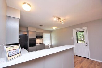 3202 Barton View Dr in Austin, TX - Foto de edificio - Building Photo