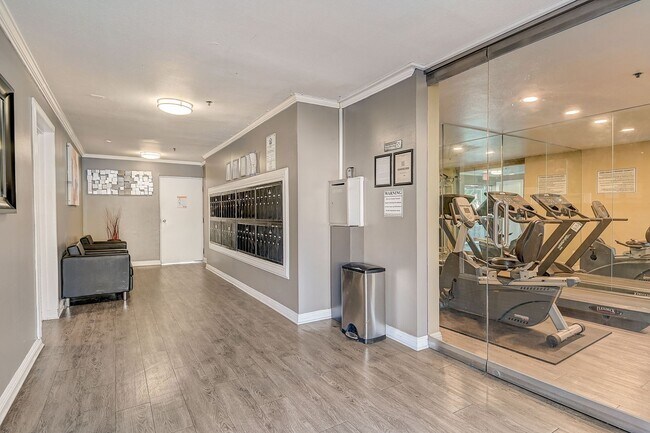 14900 Moorpark Street in Sherman Oaks, CA - Foto de edificio - Building Photo