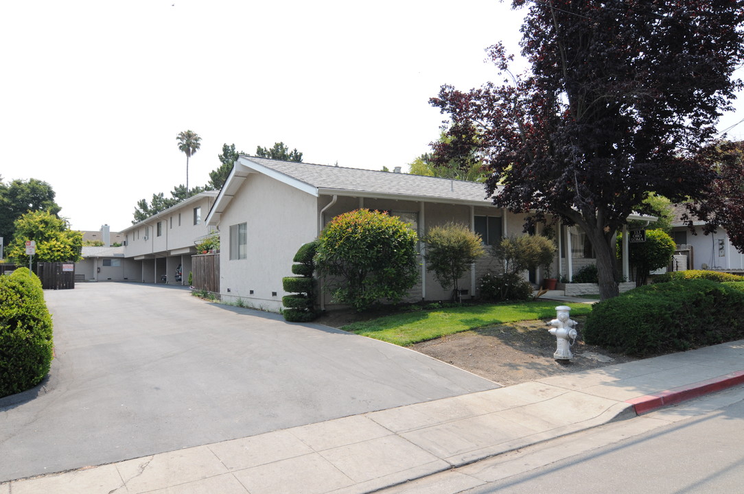 Oro Loma Apartments in Mountain View, CA - Building Photo