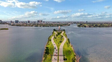 11930 N Bayshore Dr in North Miami, FL - Foto de edificio - Building Photo