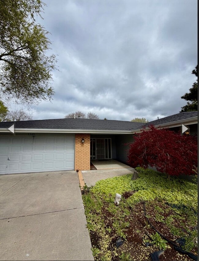 1165 Harbor Isle Blvd in Klamath Falls, OR - Building Photo - Building Photo