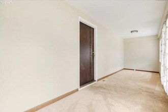 4905 SE Sherman St in Portland, OR - Building Photo - Building Photo