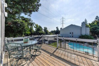 1537 Hood Rd in Sacramento, CA - Building Photo - Building Photo