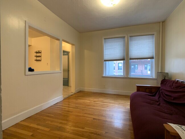 1355 Commonwealth Ave, Unit 1359-3 in Boston, MA - Building Photo - Building Photo