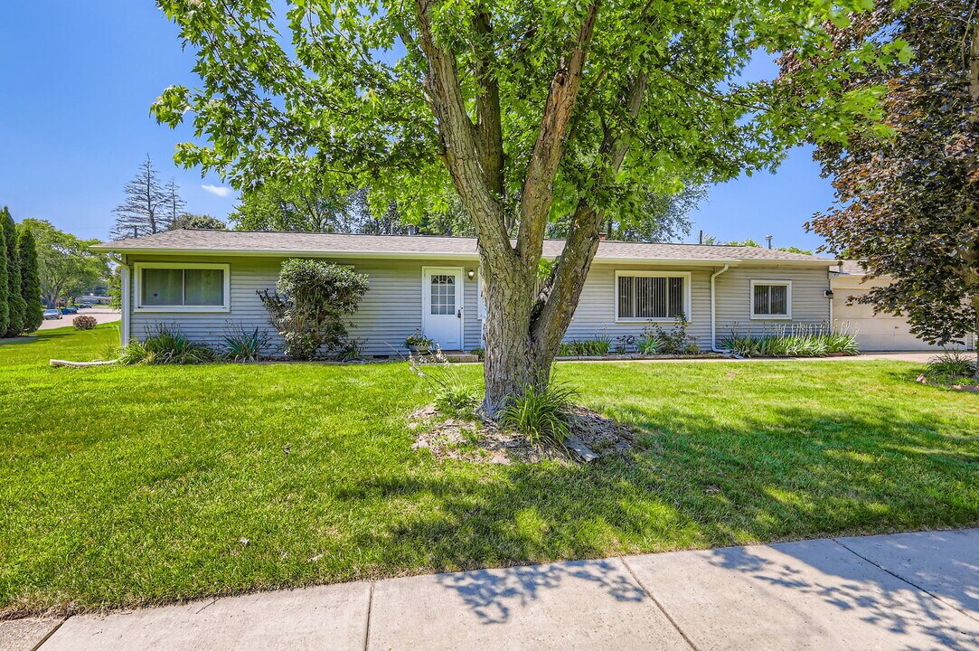 36180 N Grandwood Dr in Gurnee, IL - Building Photo