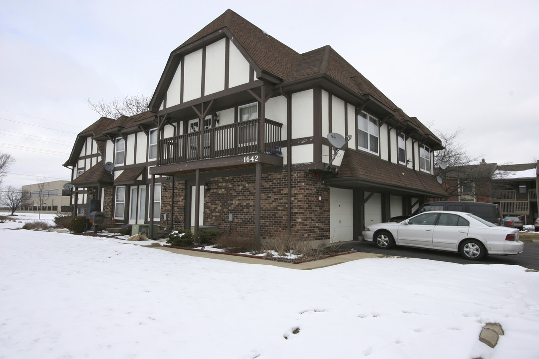 1642 Country Lakes Dr in Naperville, IL - Building Photo