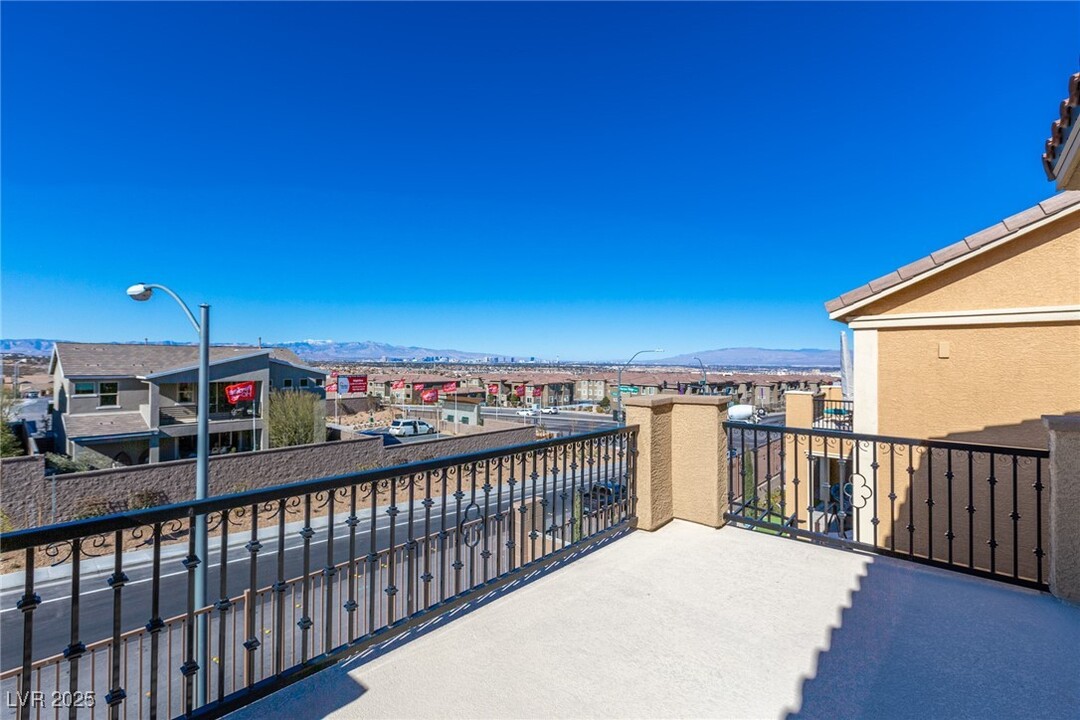 213 Amber Bluff St in Henderson, NV - Foto de edificio
