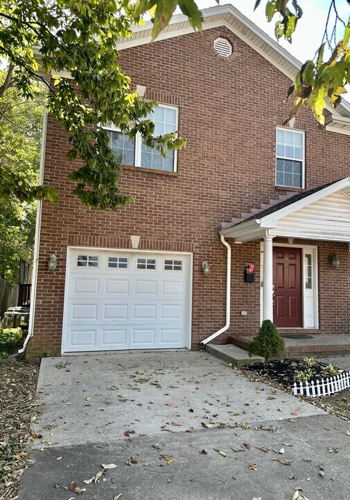 114 W Green St in Versailles, KY - Building Photo