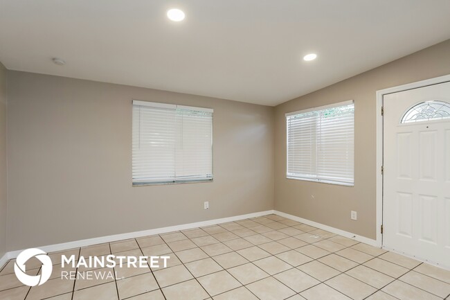2164 43rd Ave N in St. Petersburg, FL - Foto de edificio - Building Photo
