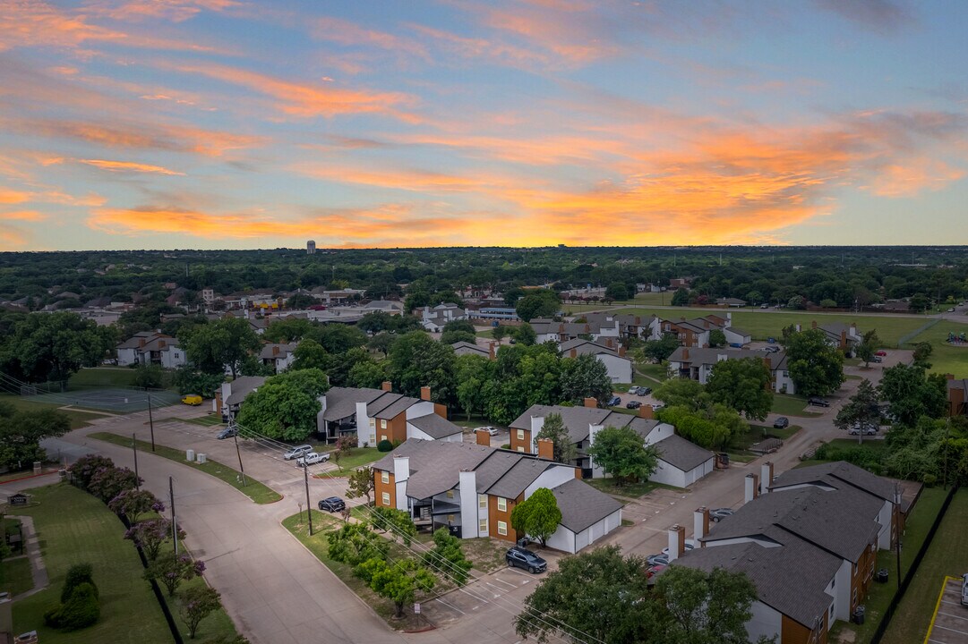 Eagle Creek Landing Apartments in Desoto, TX - Foto de edificio
